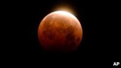 Total Lunar Eclipse to Turn Moon Red