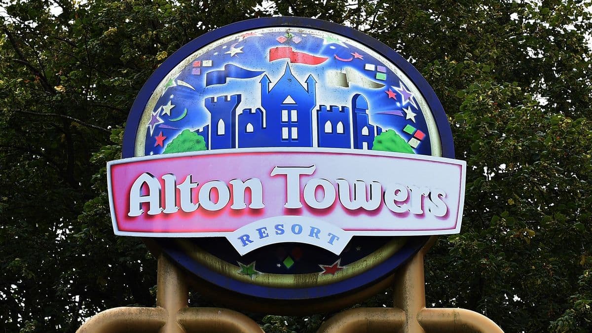 Man Visits Alton Towers Theme Park and Sees Long Lines