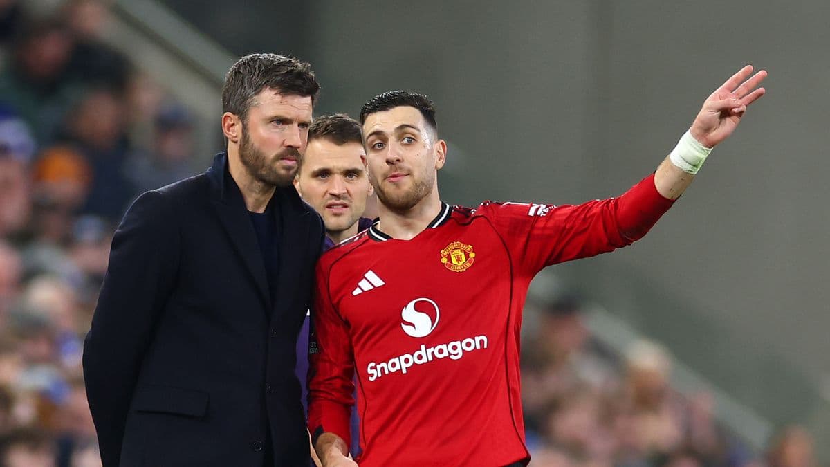 Manchester United Gets a Boost in Pursuit of Midfielder