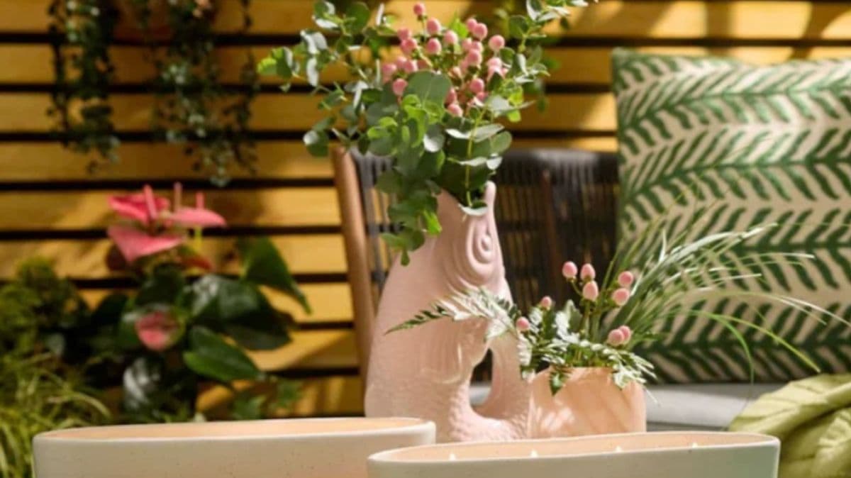 Shopper buys garden incense for patio smell