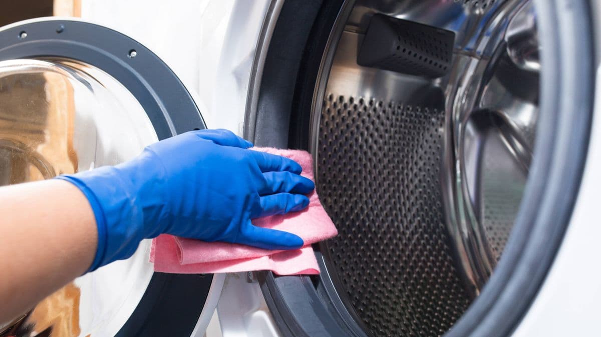 I bought a £1.29 item from Home Bargains and it cleaned my washing machine in just 1 cycle