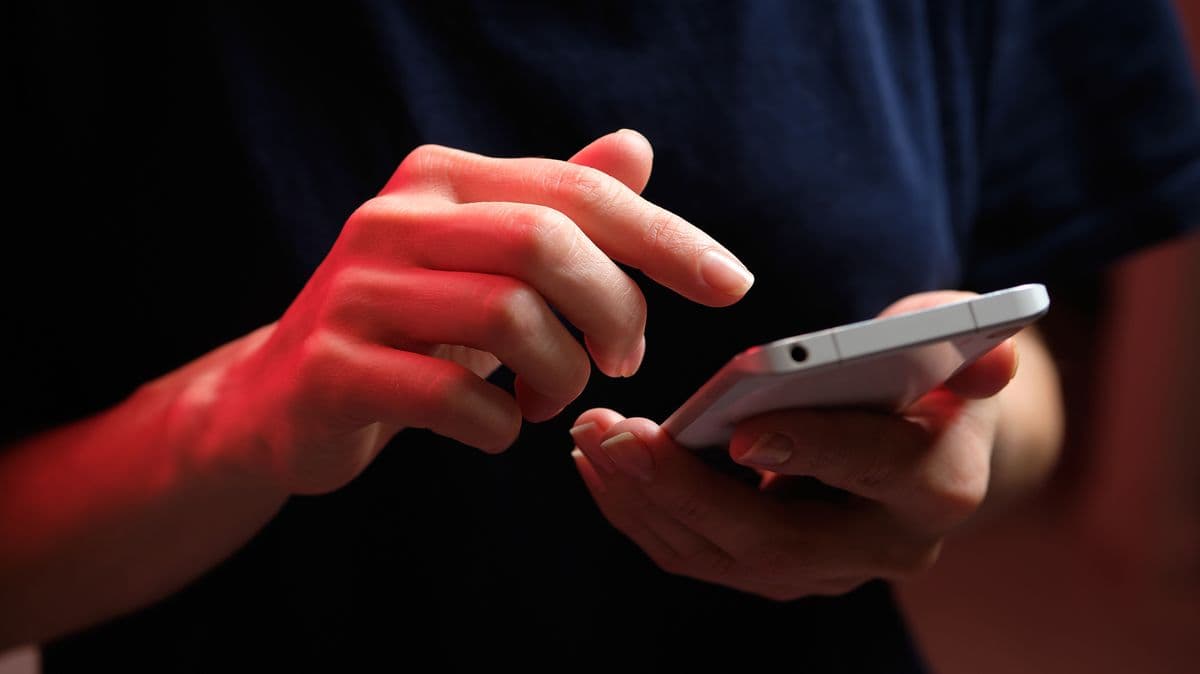 Tourists should change one phone setting to avoid big problems at airports