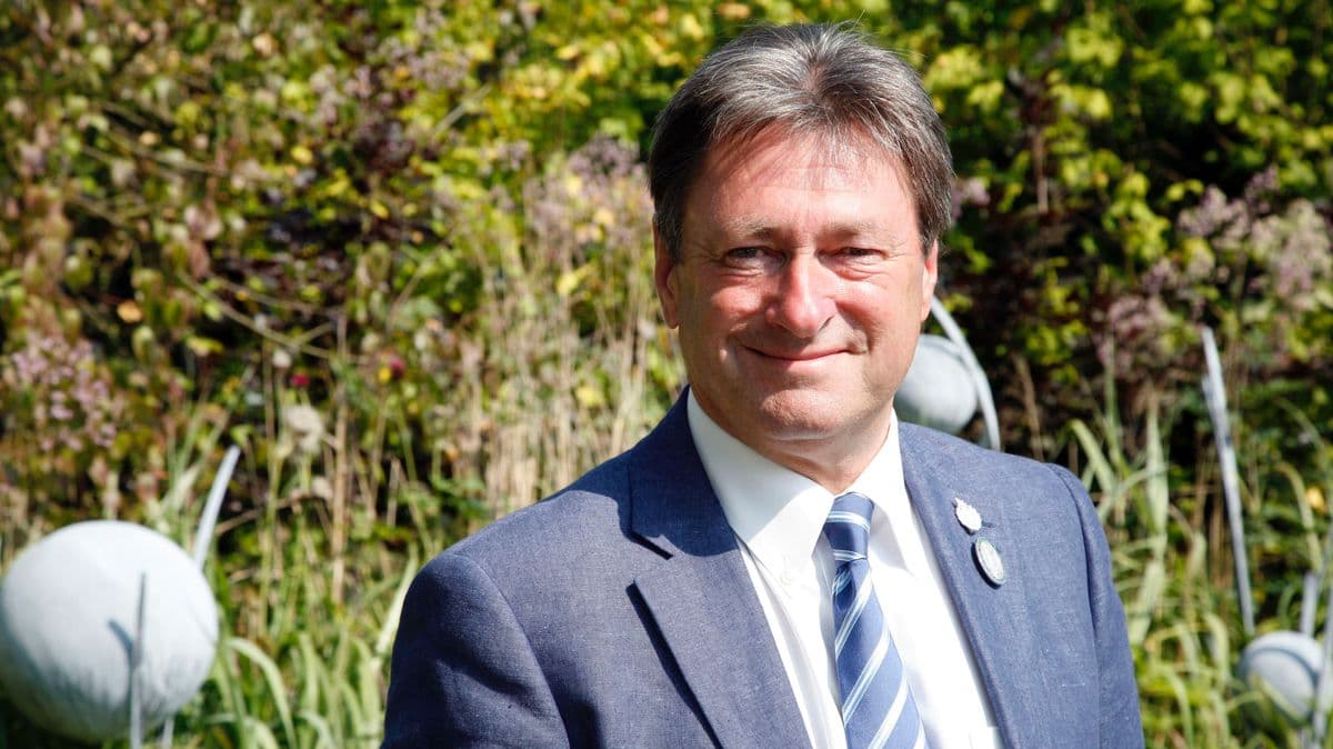 Alan Titchmarsh Gives Advice on Watering Plants in Hot Weather