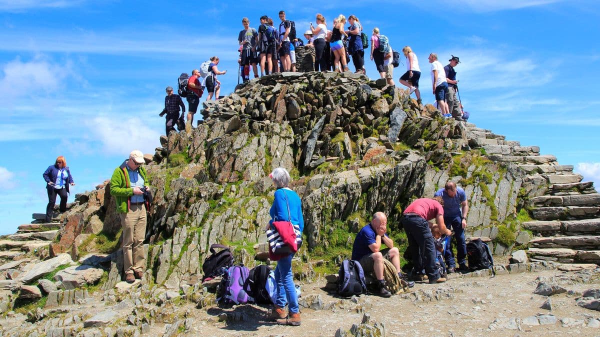 Mountain Leader Shares Thoughts on Queuing at Snowdon Summit