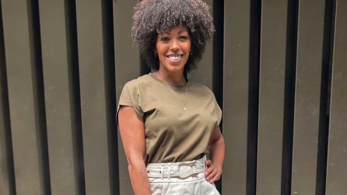 Dr Zoe Wears Popular Summer Shorts on TV