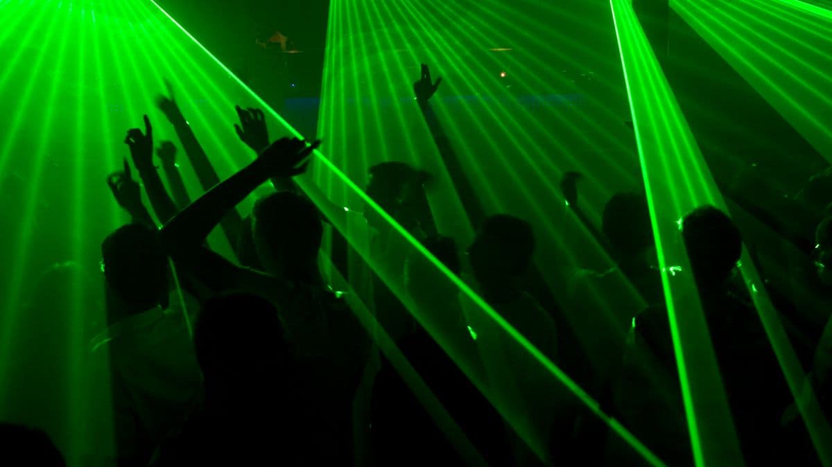 4 in 10 Brits say 90s nights out were better