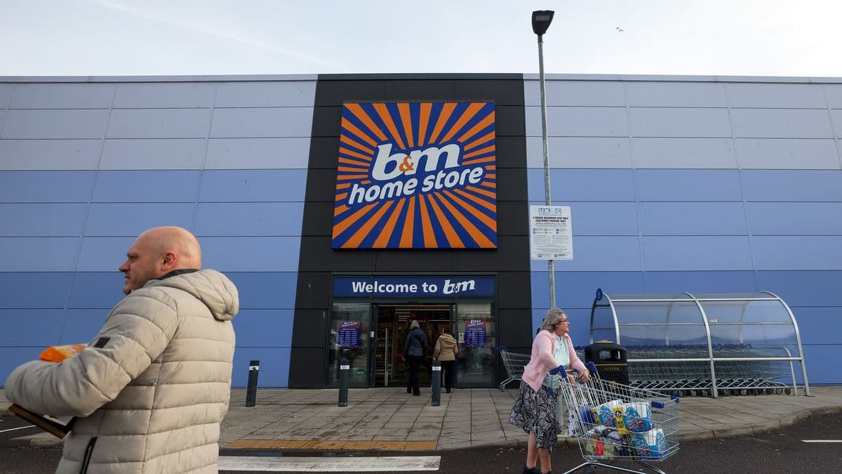 B&M Sells 'Hollywood' Furniture for £18
