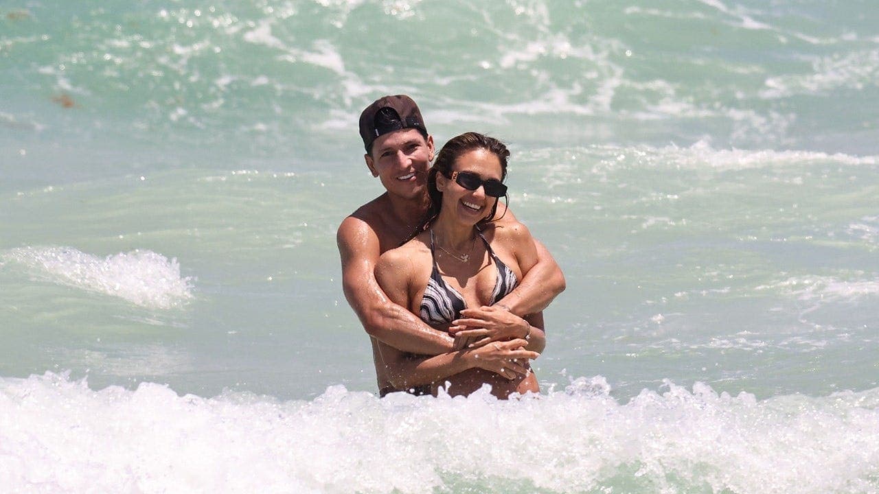 Jessica Alba Looks Great in a Patterned Bikini