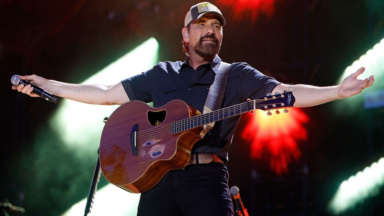 Rodney Atkins Warns Young People About Following Trends