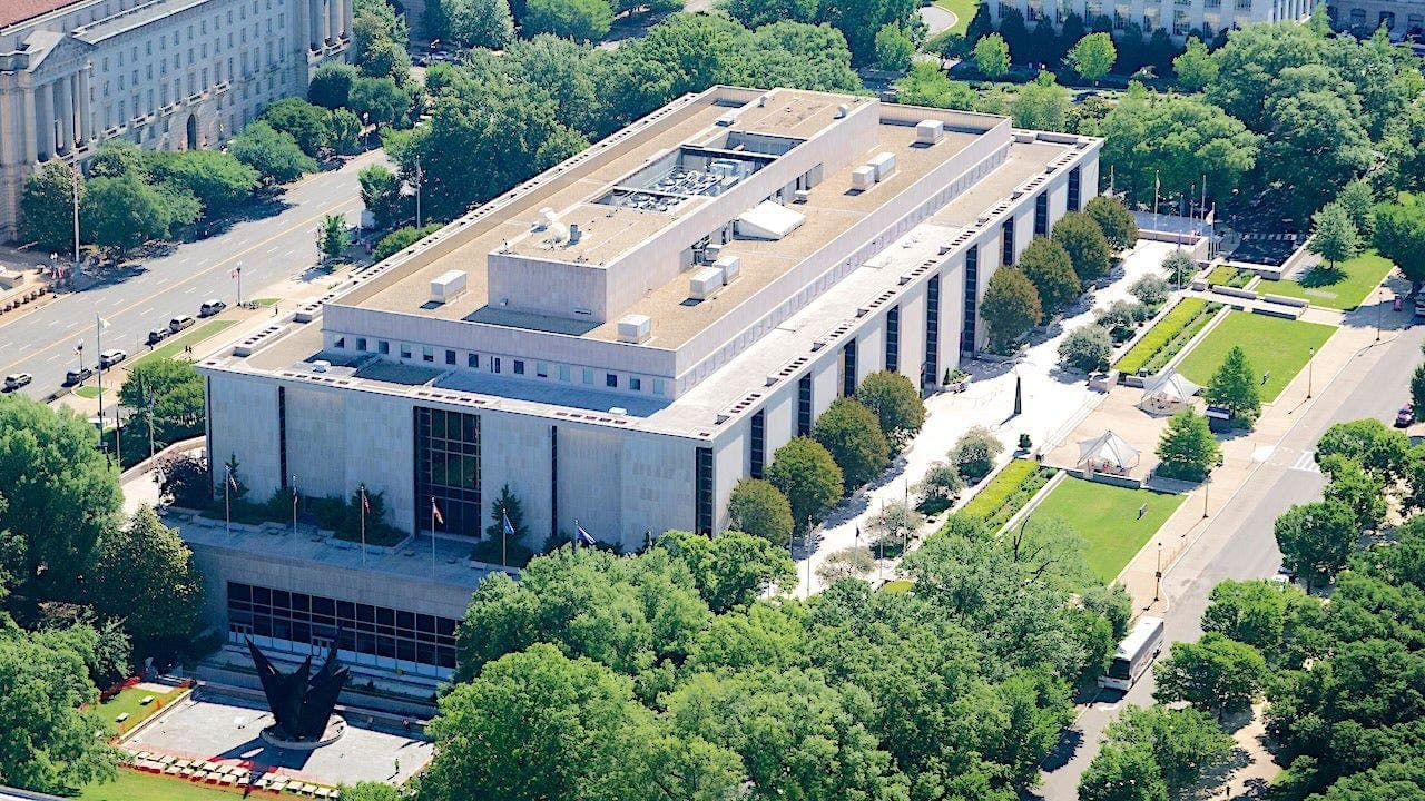 US Lawmakers Threaten to Cut Funding for Smithsonian Over 'Woke' History