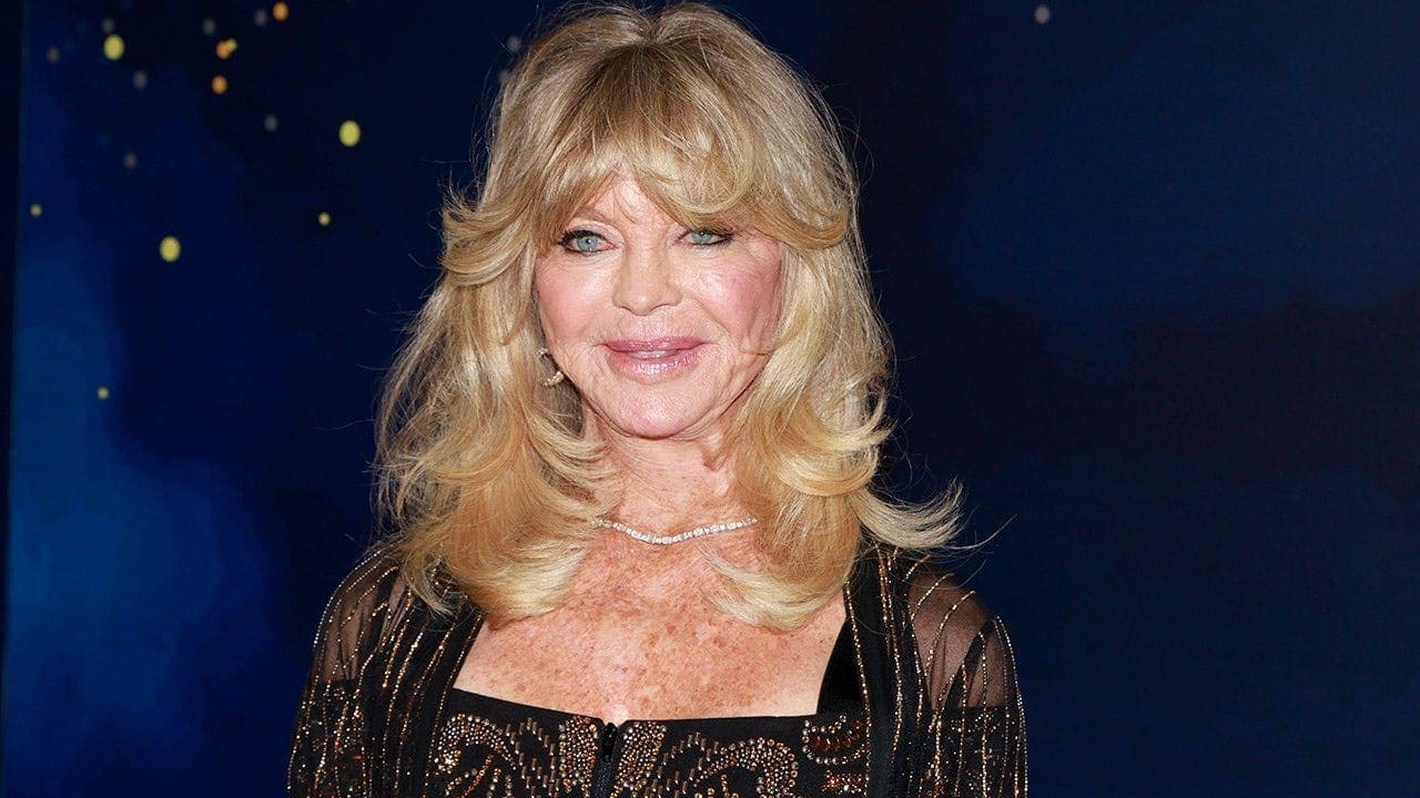 Goldie Hawn dances on vacation