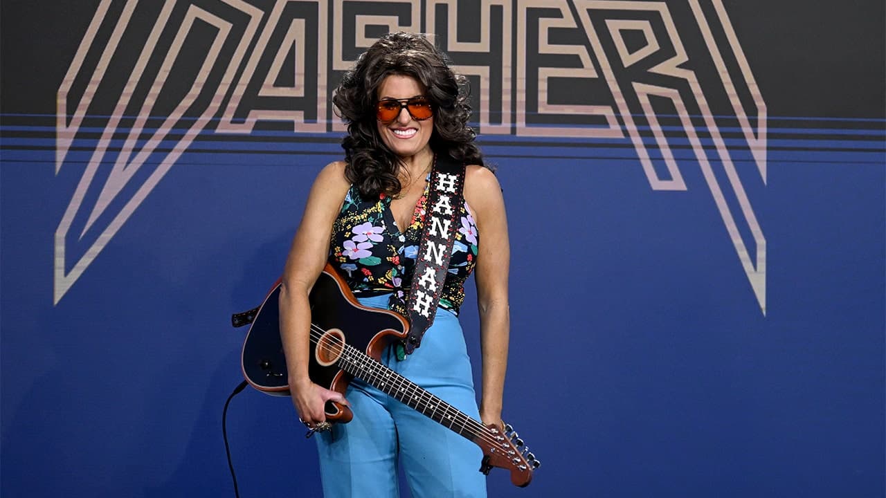 Country Singer Hannah Dasher Talks About Famous Person Messaging Her