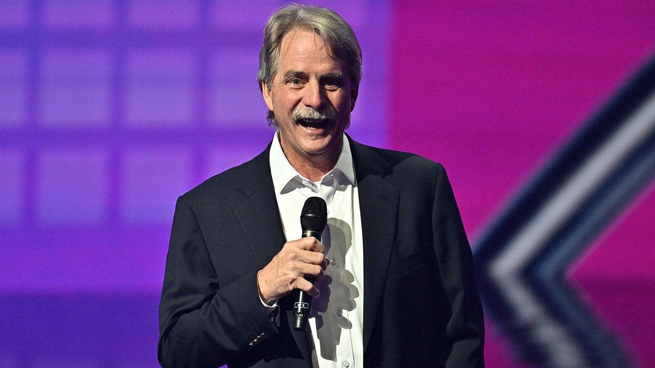 How Jeff Foxworthy Turned a “Redneck” Insult into a Comedy Badge