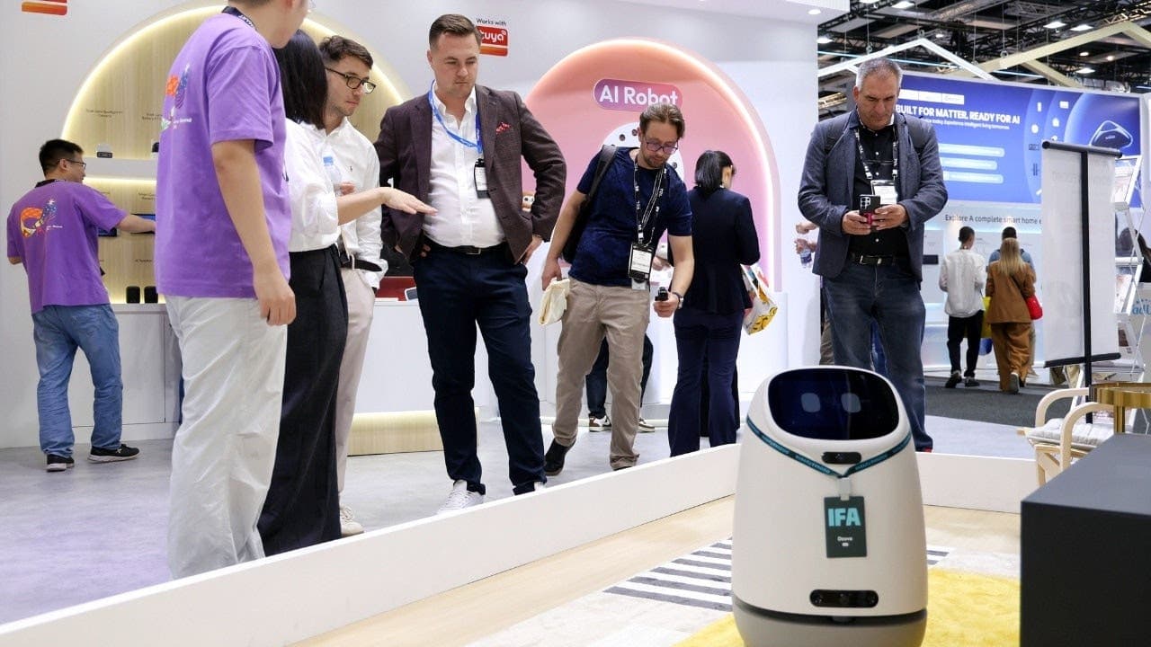 Doova robot hears “Hey Tuya, help” and alerts family with live video