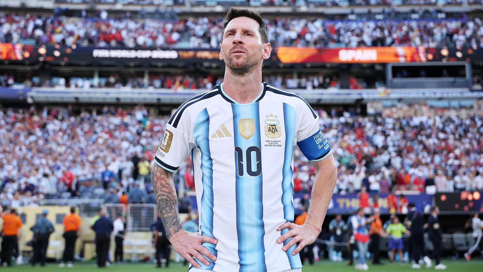 Argentina's soccer teams pause for a minute of applause to honor Messi's retirement