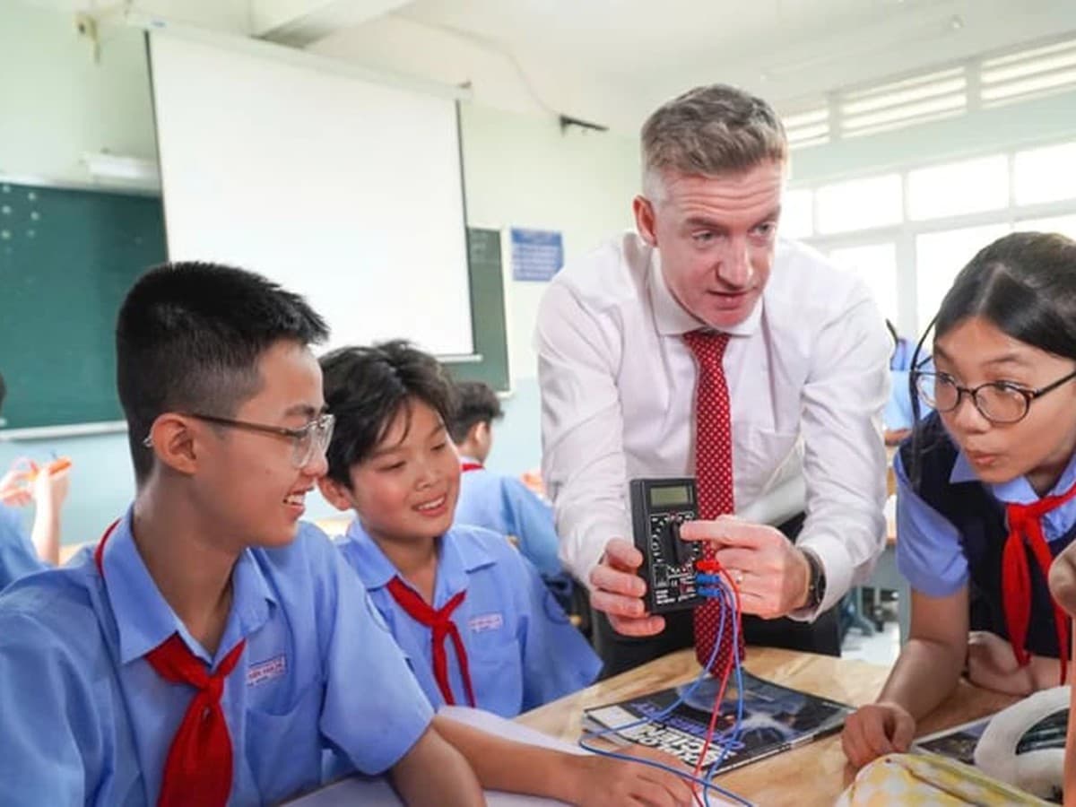 AI Boosts Vietnamese ESL Classrooms, but Teachers Remain Irreplaceable