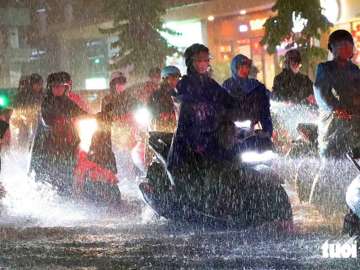 Rain and High Tides May Disrupt Life in Ho Chi Minh City
