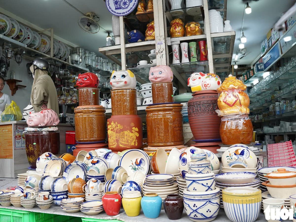 Nguyen Phuc Nguyen Street Becomes a Ceramics Shopping Street