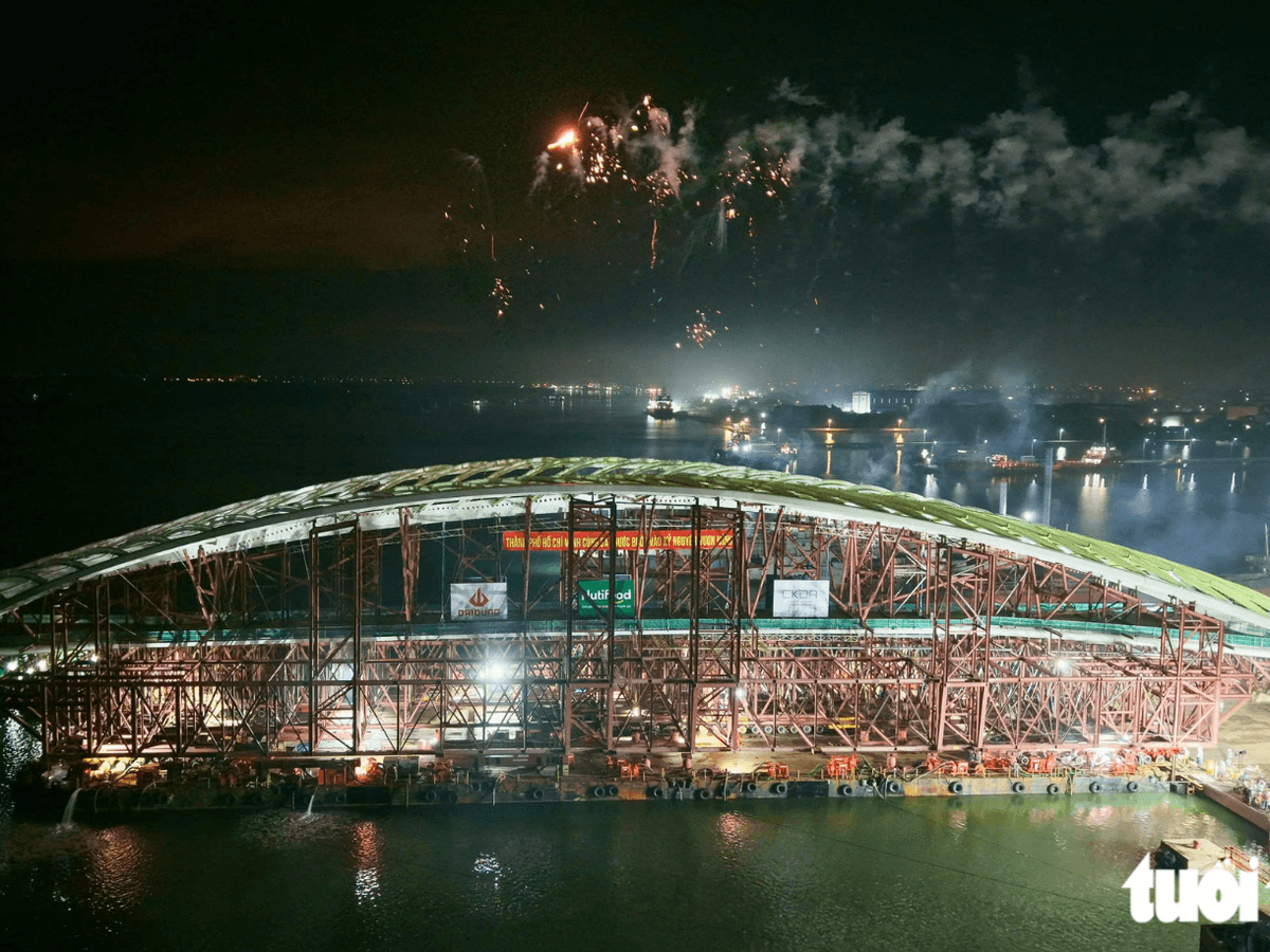 How Engineers Loaded a 3,400‑Ton Bridge Arch onto a Barge