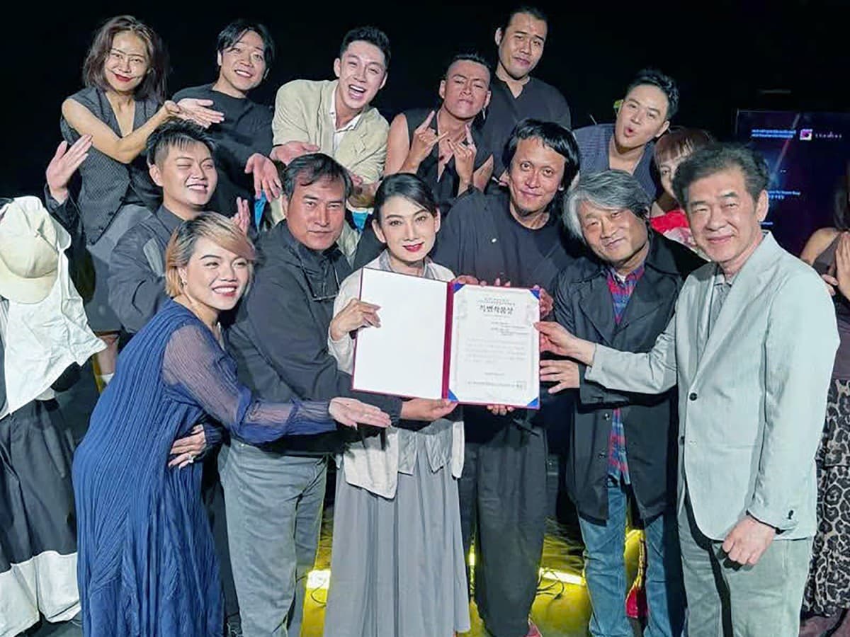 Vietnam's 'Ao quan' Wins International Award, Boosting Theater and Mental‑Health Awareness