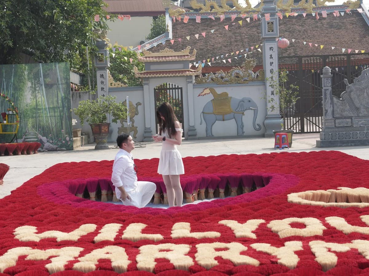 A Love Message Made of 1,500 kg of Incense Sticks