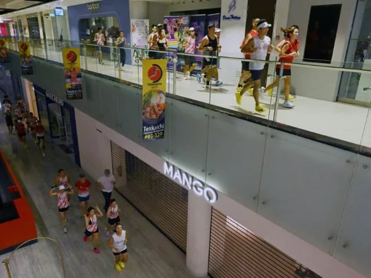 Runners Move Inside Mall as Singapore Haze Worsens