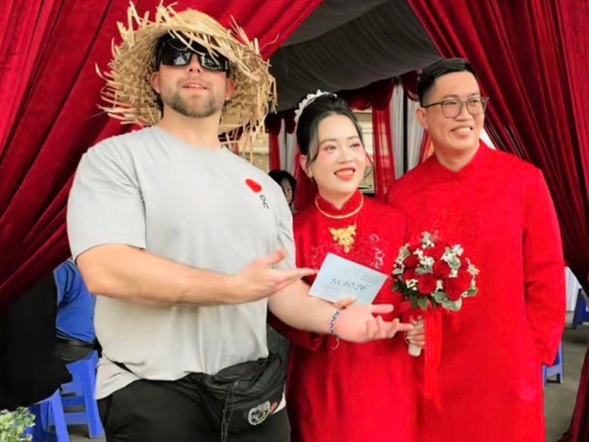Vietnamese Wedding Hospitality: Tourists Join and Gift