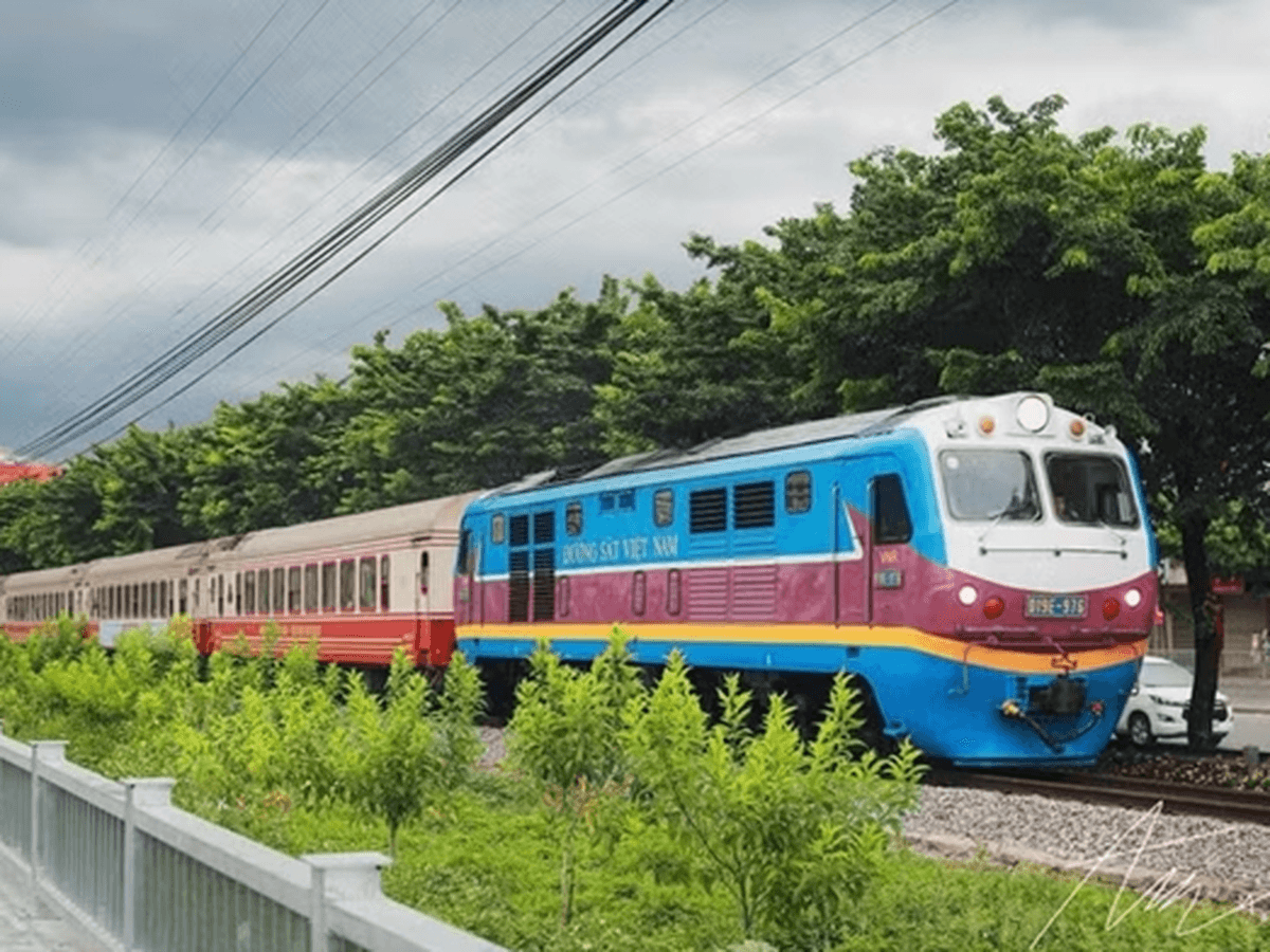How Train Staff and Police Handled a Heart Emergency on a Vietnamese Train