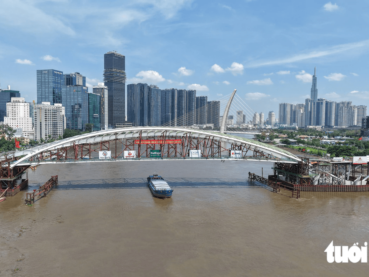 Why the Bridge’s 10‑Meter Height Helps River Traffic
