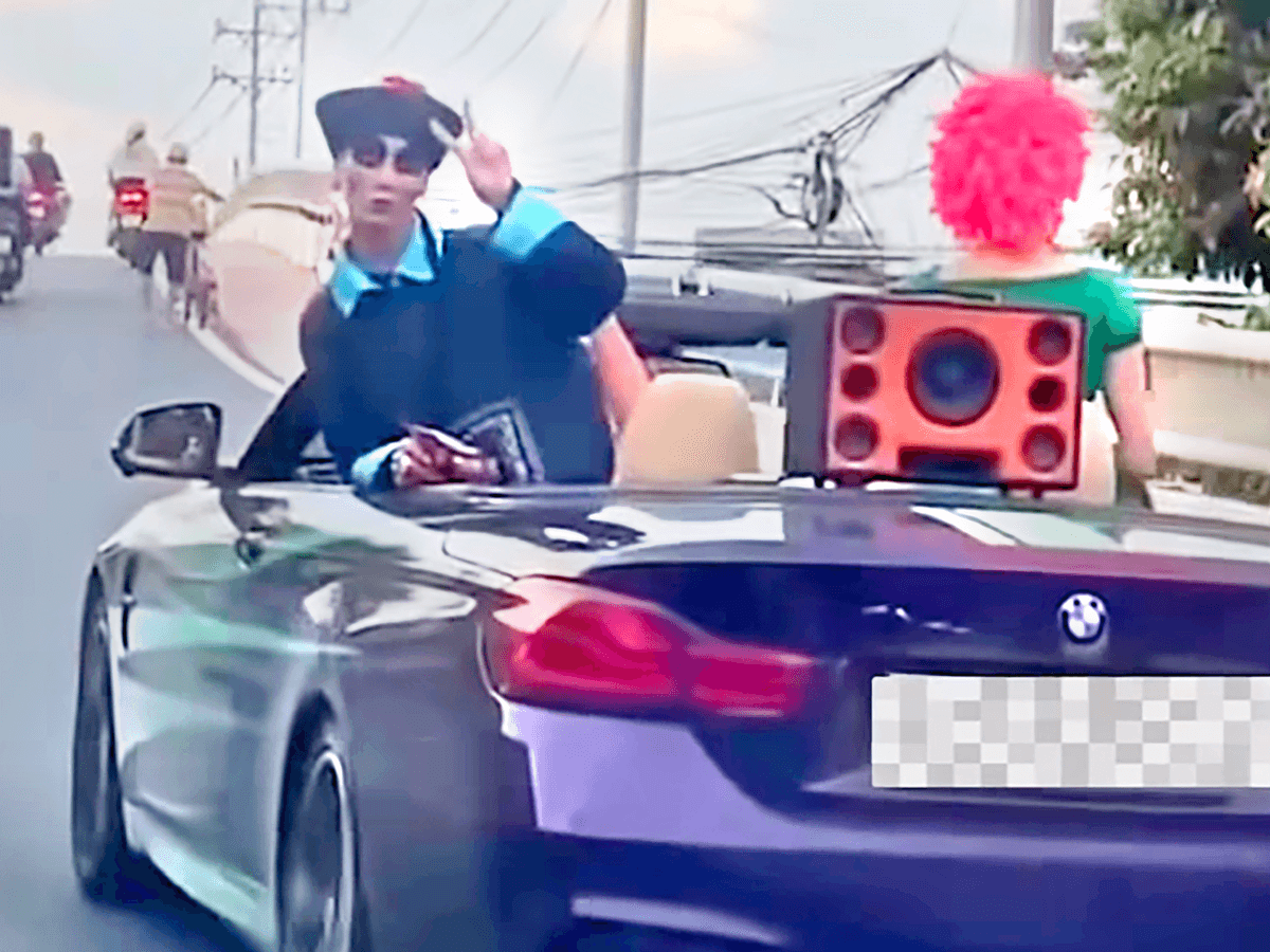 Seat‑belt fines after a ‘jiangshi’ convertible on Vietnam’s highway