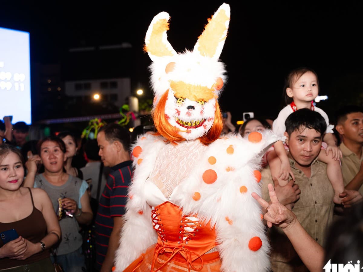 Amazing Halloween Costumes Light Up Nguyen Hue Street
