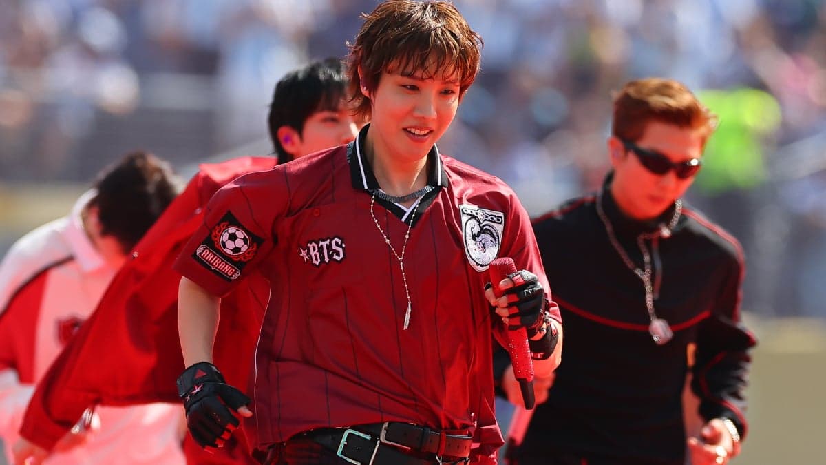 BTS Member J-Hope Shows New Galaxy Z Fold 8