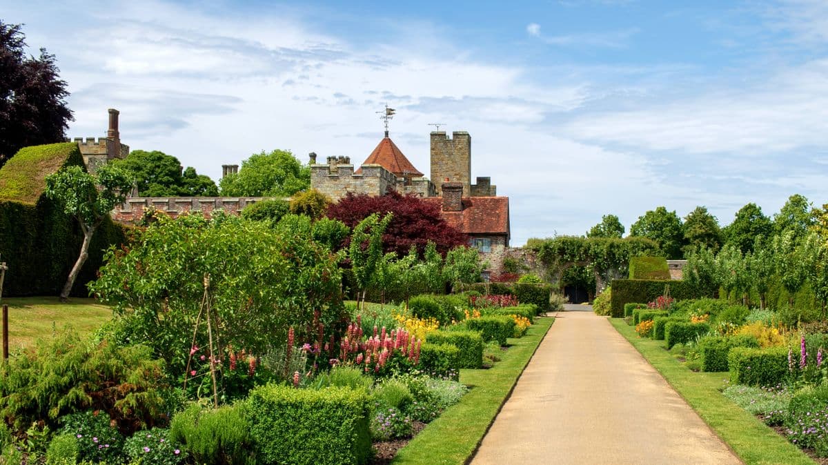 Perfect spot for a weekend walk near a stunning old house, just 1 hour from London
