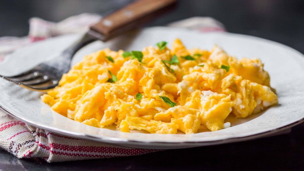 Eggs come out creamy and fluffy from the microwave with a simple ingredient