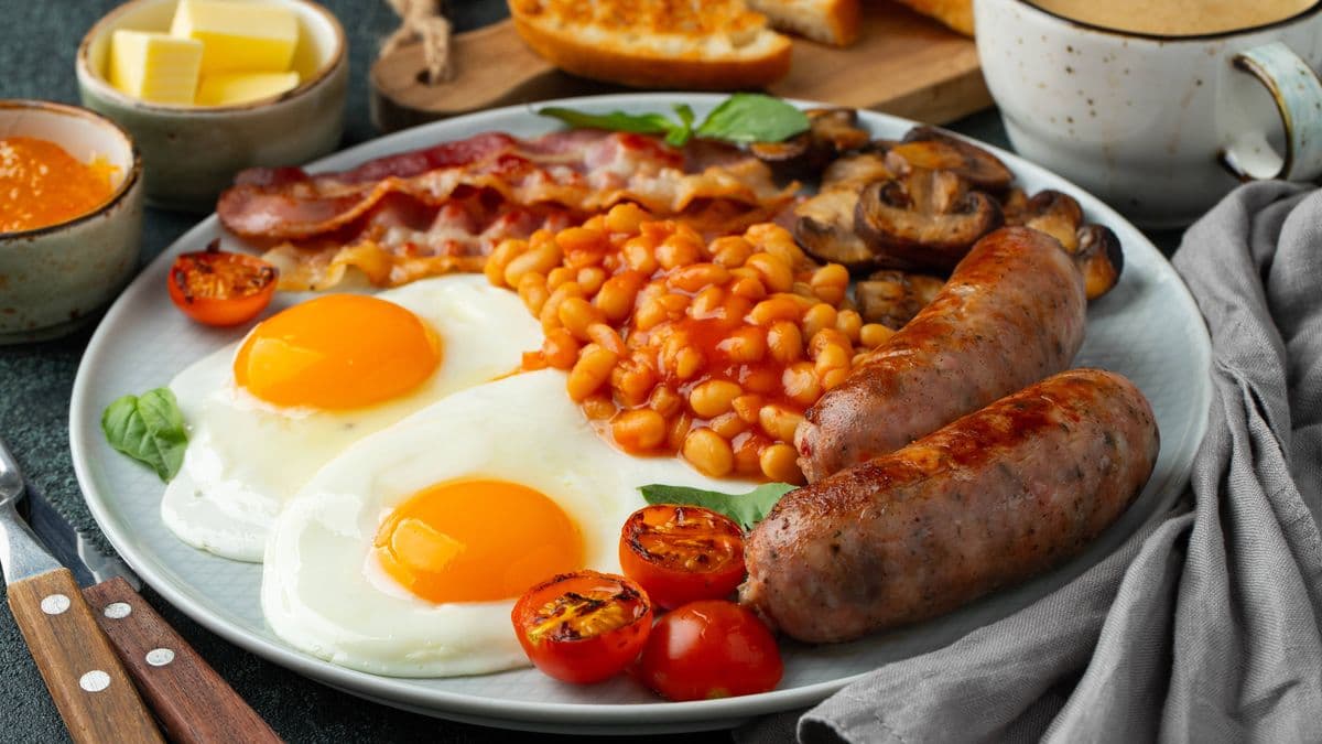 Americans Try a Full English Breakfast