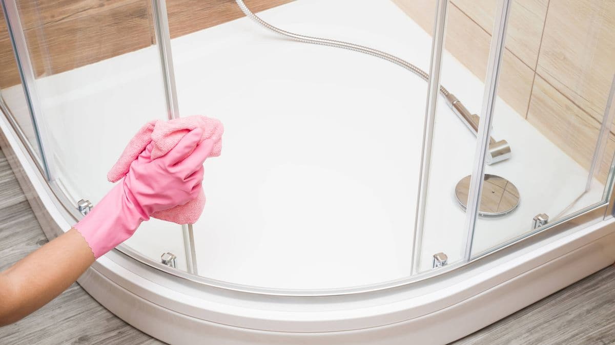 Make Your Shower Glass Shine with a 90p Item