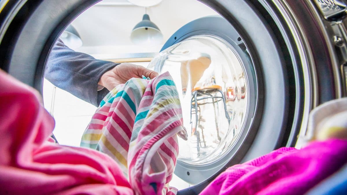 Warning: Don't Dry Your Bed Sheets Outside This Week