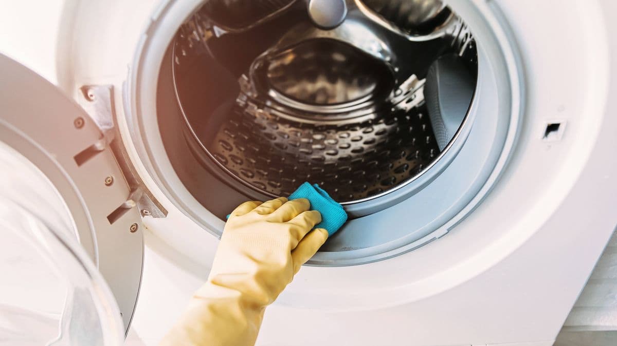I cleaned my washing machine with Dettol, Dr. Beckmann, and white vinegar - one was best